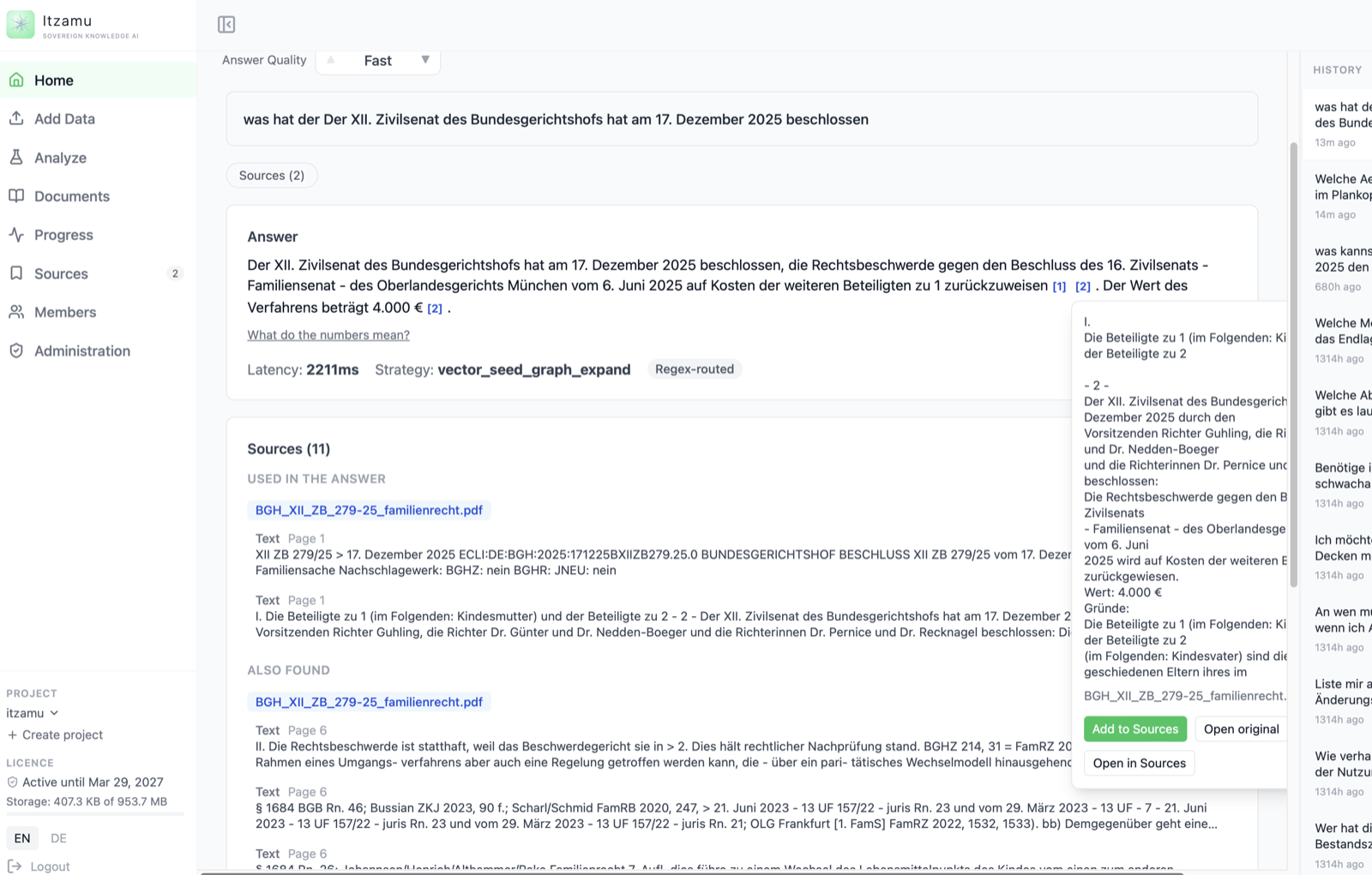 Quellenverweise direkt in der Antwort; das aufgeklappte Fenster zeigt die Originalstelle, aus der der Verweis stammt